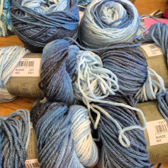 Hayfield Spirit Chunky Yarn 402 -  4  skeins and 2 additional 1/2 full balls - Picture 1 of 5